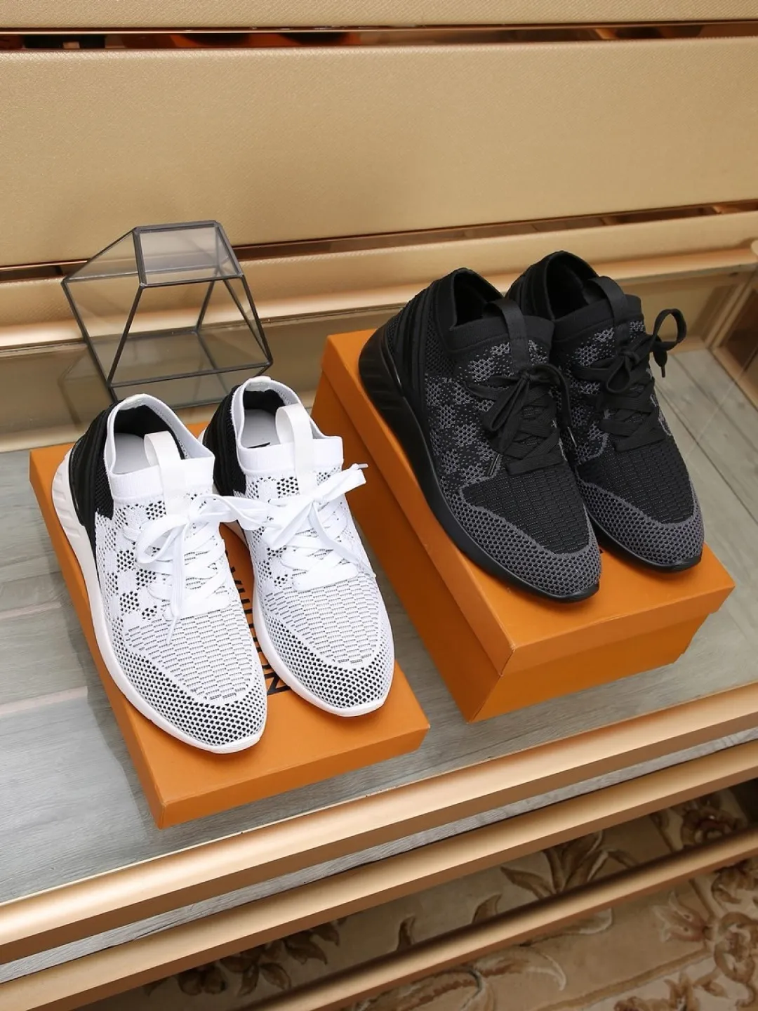 Men's shoes 💰P420💰"LOUI* VUITTO*" latest popular men's casual shoes ✔️This model is made of the original breathable fly woven fabric. The real thing is super shiny⚡️ Fashionable and versatile. The toe last shape is firm and full. The soles are LV original molds and can be put in and out at will. It is light and comfortable for the foot~Purely handmade, details determine the quality! Size:38-44